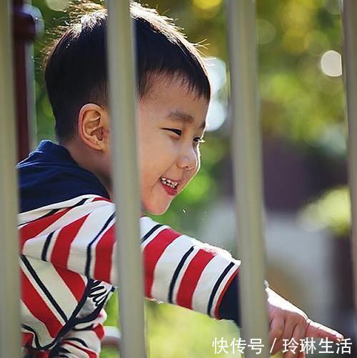 宝妈|妈妈倒立练瑜伽,宝宝笑着赶来“吃奶”,动作乐坏网友:饿坏了吧