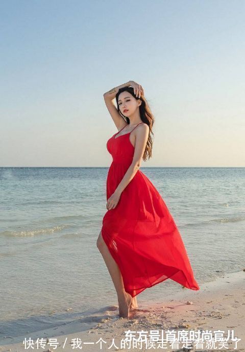 红色|街拍活泼俏皮的小姐姐，穿搭红色连衣裙，时尚就是这么简单