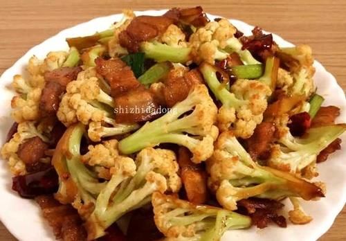 有荤有素的炒上几大盘，鲜美可口，配上一大锅白米饭，家人吃爽了！