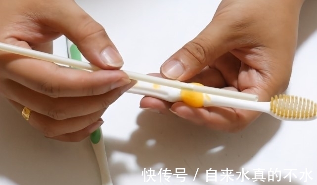 牙刷上粘一根吸管,解决了出差旅行的难题,10个人9个人都需要