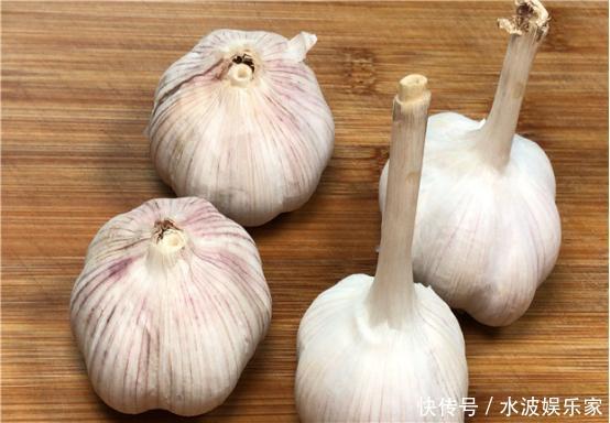 原来大蒜身上有个“小机关”,轻轻一捏,蒜皮就能轻松脱落,实用