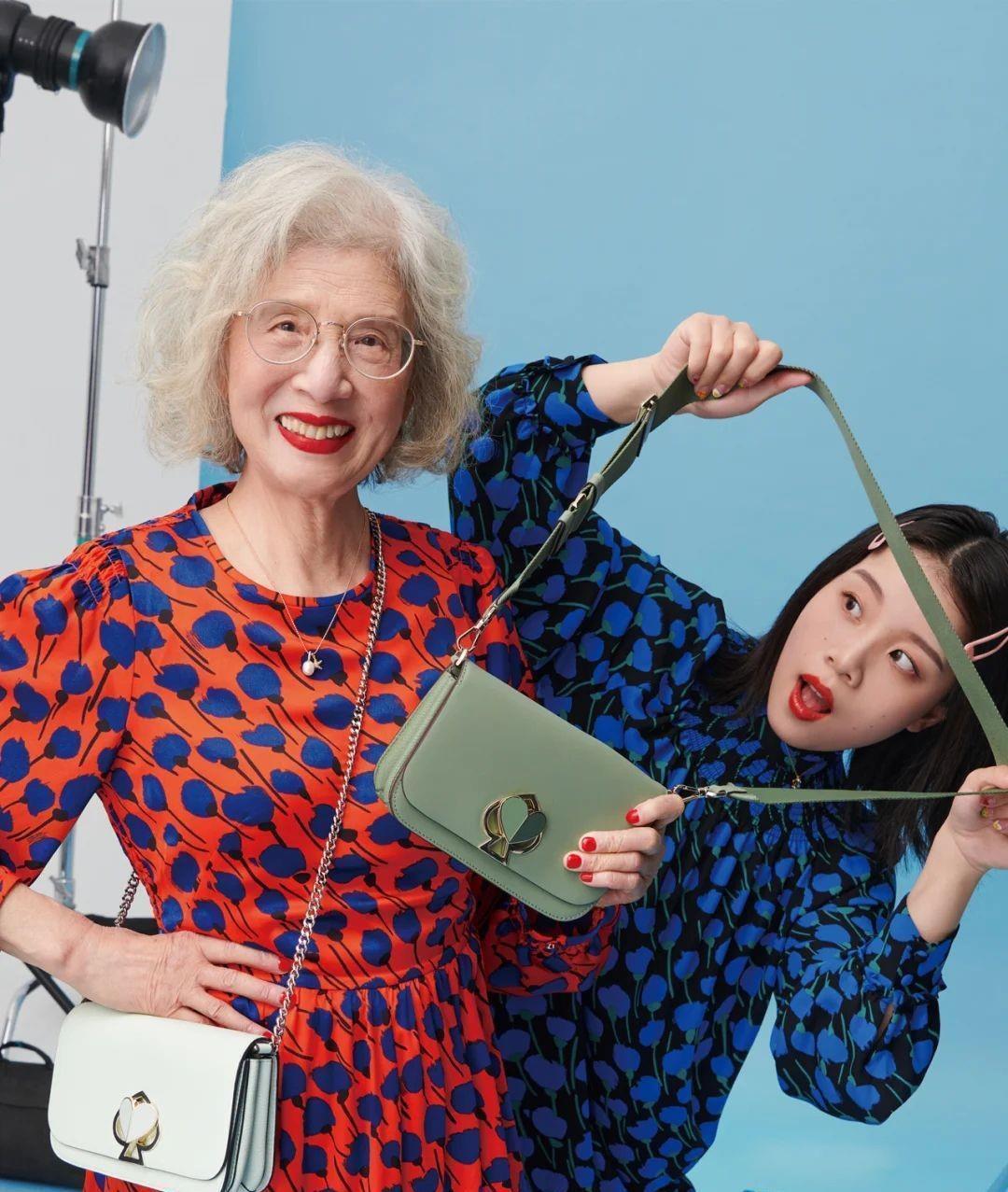 奶奶|谁说头发花白就老了?这位大龄奶奶靠色彩搭配成赢家,状态像少女