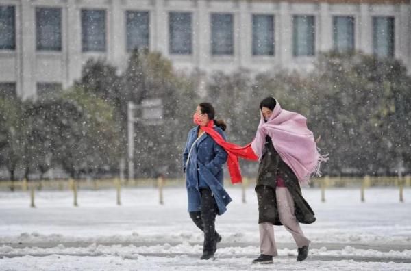 游玩|北京大雪降温 游客在天安门广场游玩