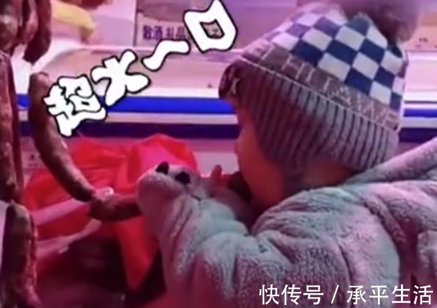 萌娃|萌娃趁妈妈结账啃菜市场腊肠,边啃边疯狂点头火了,网友:干饭人