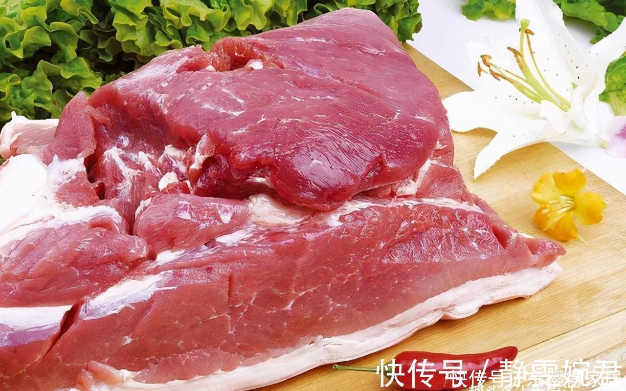 解冻肉先泡水就错了，肉店老板教我一招，迅速解冻吃着跟鲜肉一样
