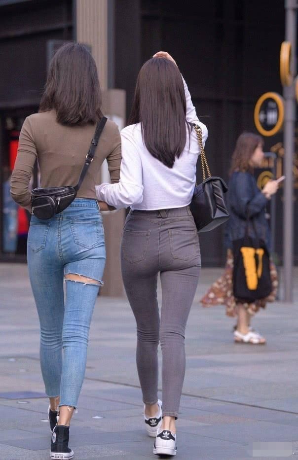 左边|时尚街拍同样是穿牛仔裤,能在中间“切一刀”的就是厉害,您觉得哪个漂亮