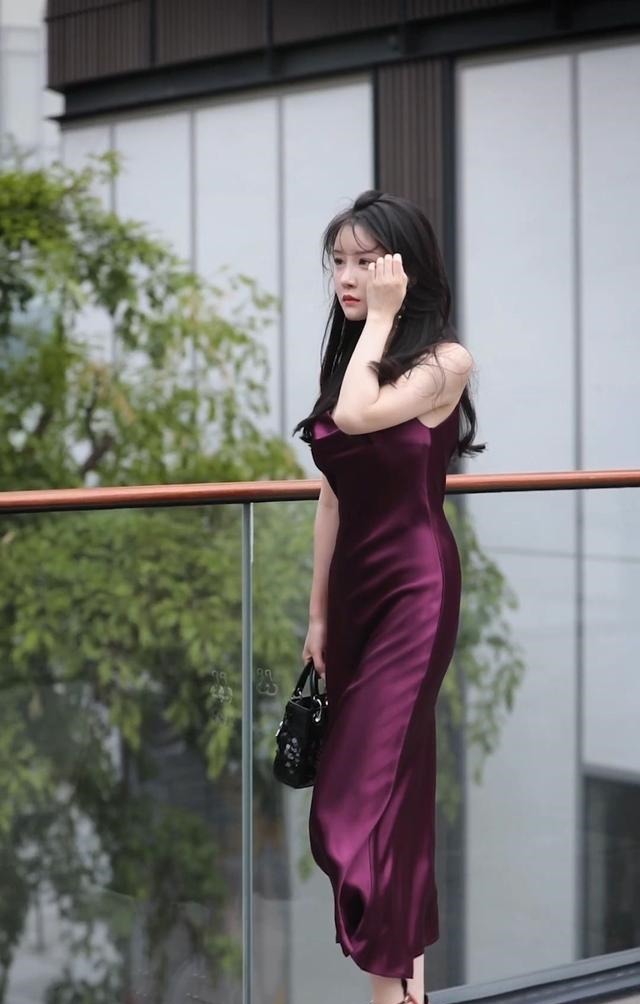 紫色 丝绸紫色连衣长裙搭配高跟凉鞋，高贵优雅，明艳端庄！