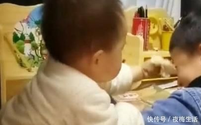 哥哥|哥哥被父母凶,弟弟上来保护安慰,画面真是太暖心了