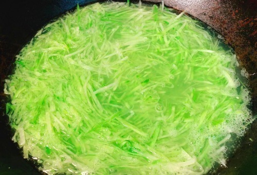 酥脆|做萝卜丸子时，9成人都用错了粉难怪萝卜丸不酥脆，而且还会散