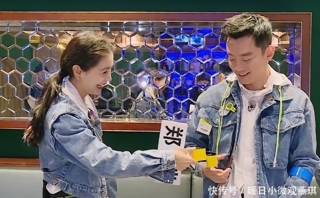 奔跑吧|郑恺为了让baby赢得比赛，全程主动递上名牌，嘴角的宠溺太明显