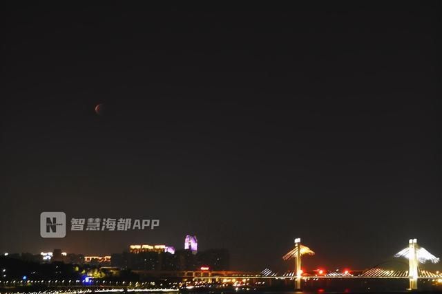 红月 “月全食”邂逅年度最大圆月,“超级红月亮”现身福州