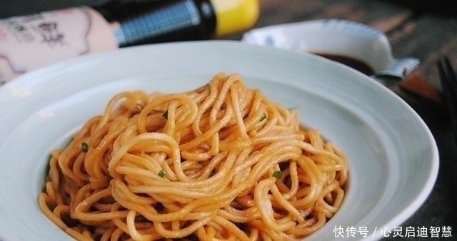 早餐|教你面条的新吃法,比煮着吃好吃一百倍,做法简单,5分钟早餐!