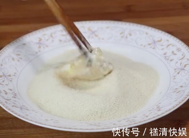 买块鸡胸给孩子做道小零食,外酥里嫩,鸡肉软嫩,超级好吃