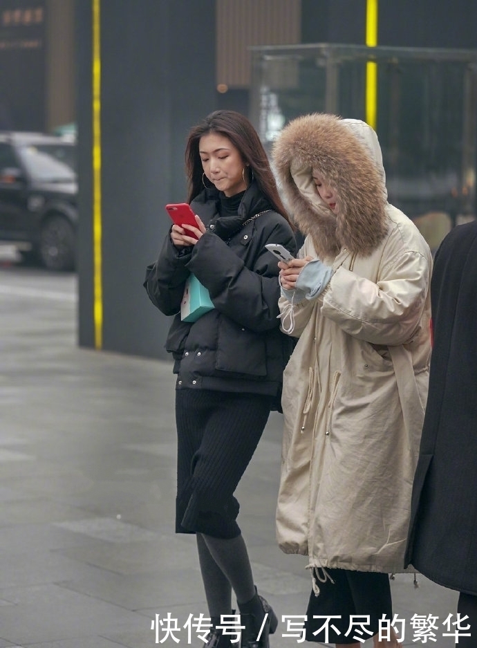好看|街拍:冬季穿上这几款好看又暖意满满的穿搭,谁还不是个仙女呢!