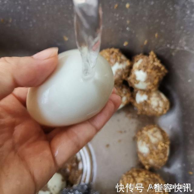 水油|外卖10块钱一个的蛋黄酥，自己做3块钱就搞定，酥得掉渣特好吃