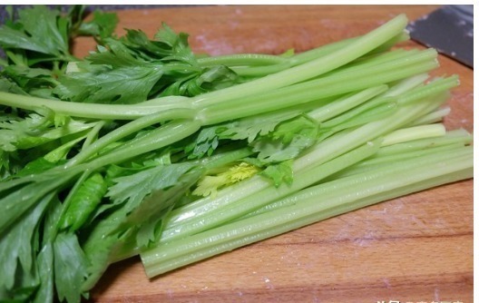 猪肉芹菜馅|冬天最爱吃饺子,妈妈这么调馅,连挑食的女儿都爱吃了!