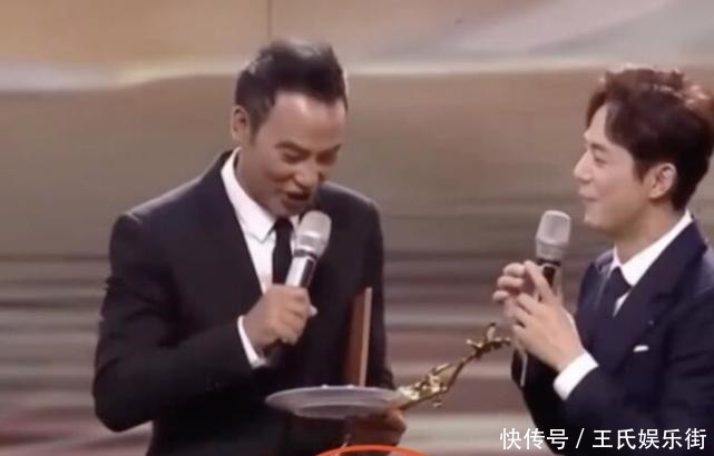 何炅|何炅金鹰奖再现高情商圆场,任达华打翻点心,何老师的反应和修养令人叫绝