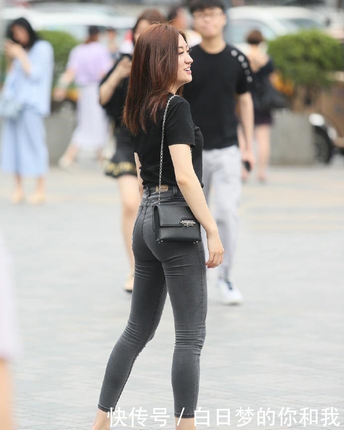 追求|追求简约时尚的路上,由黑色系为你保驾护航