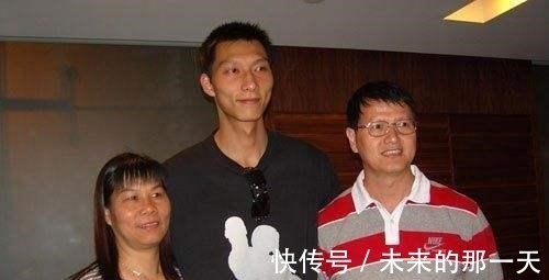 父母|太简朴!易建联父母依然住普通三室两厅,房间就一张2米4大床