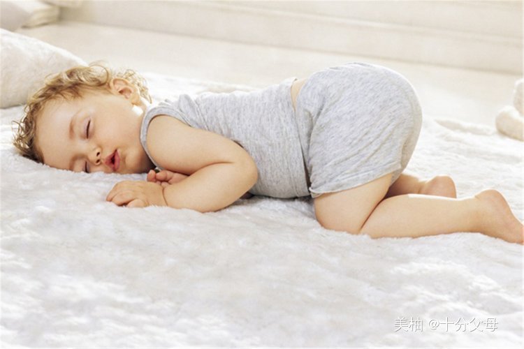 长时间|长时间保持这3种睡姿,宝宝头骨易变形,别等到头型定了再后悔