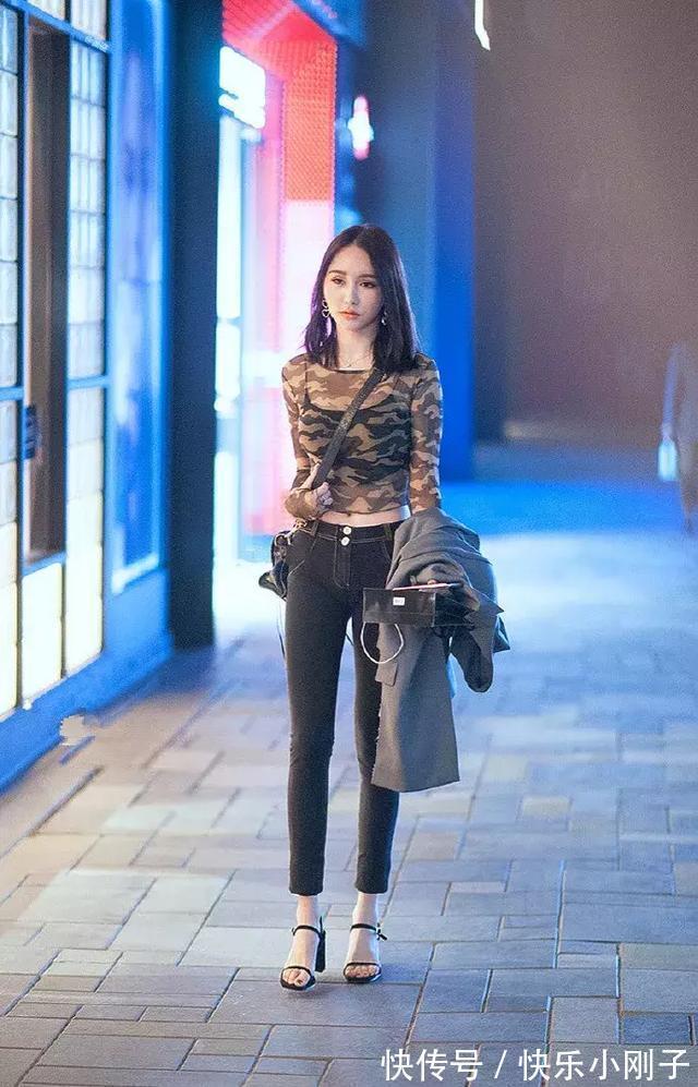 穿搭 紧身的上衣搭配宽松的直筒裤,酒红色加上浅灰色的搭配法