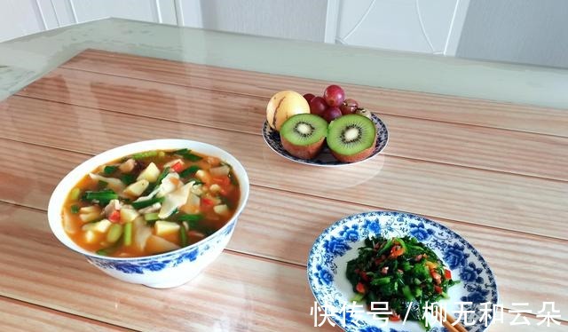 北方人离不开面食，天冷更想吃面食，就爱喝这口鲜香的热汤！