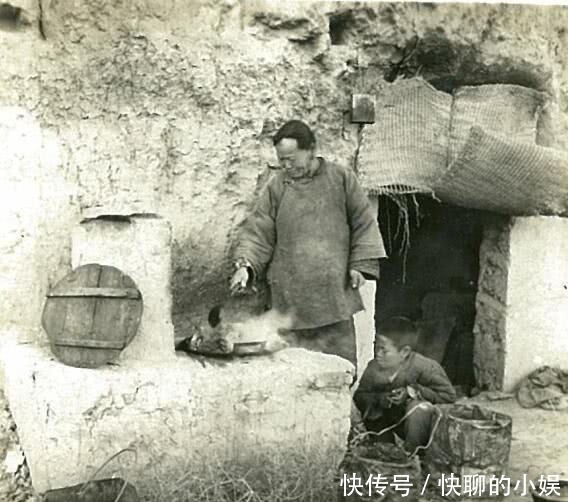老照片|老照片：80年前的窑洞居民，生活虽苦，也还要笑一笑