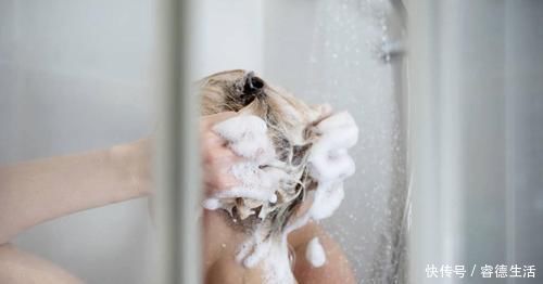头发应该多长时间洗一次别再傻了,难怪你的头发掉得这么快