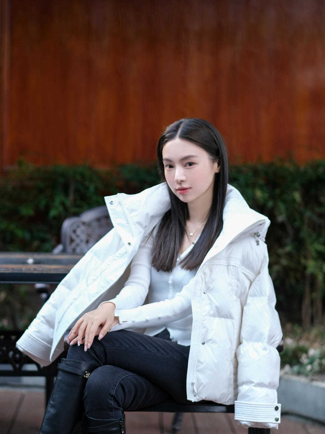 v领|羽绒服下面尽量少穿小脚裤,今年流行这样穿,温暖又时尚