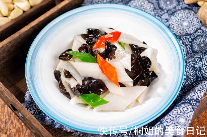 炒山药，总是不脆还发黑？大厨教你一个技巧，颜色白净，口感爽脆