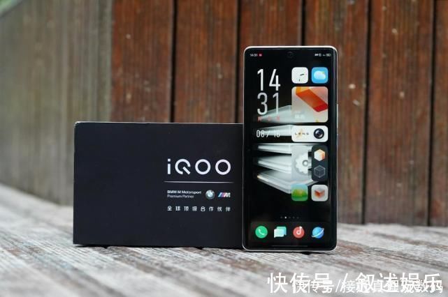 iQOO8|微弧曲面屏+砂岩质感机身，iQOO 8 Pro更懂消费者的需求了？