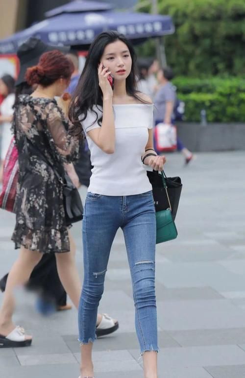锁骨|紧身牛仔裤搭配一字肩，完美展示性感身材，锁骨很有女人味