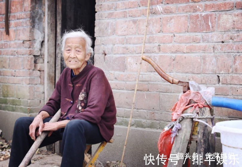 退休金|老了想活得有尊严,3种东西别交给子女,是对自己的人生负责