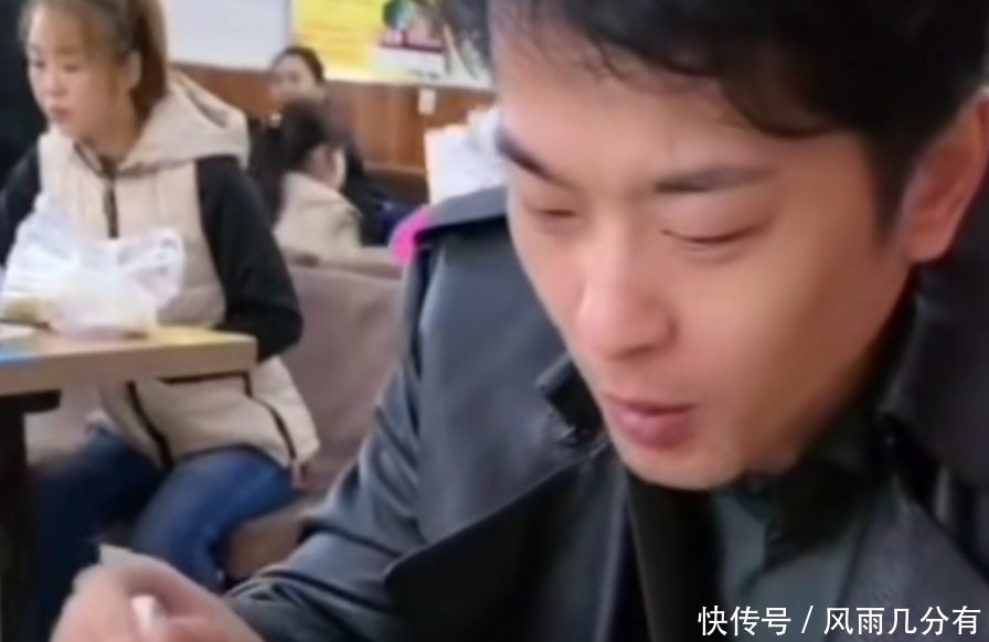 辛巴晒童年照称企业家,复出造势单膝跪地,三大人群反对前途难料