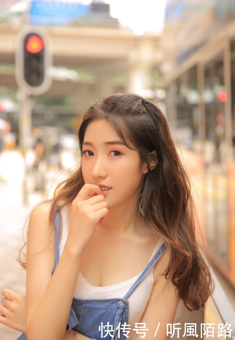 卷发|街拍:这可能就是初恋的感觉了吧!背带裤美女慵懒卷发甜美动人