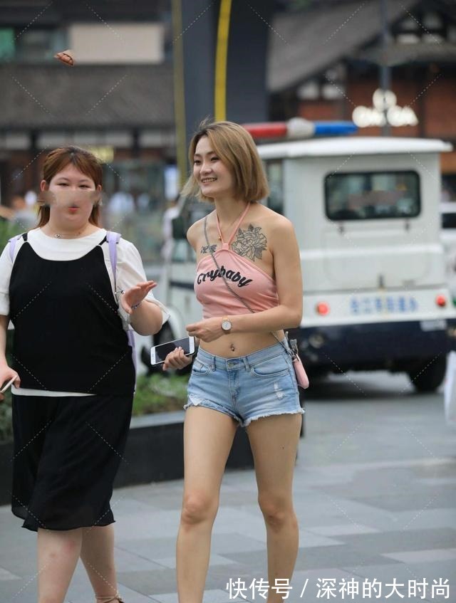 搭配 款式清新的粉色背心,搭配牛仔裤,活力十足!