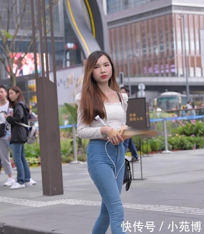 展现|紧身裤都救不了“塌臀”,大神穿低腰,肚脐以下都是腿