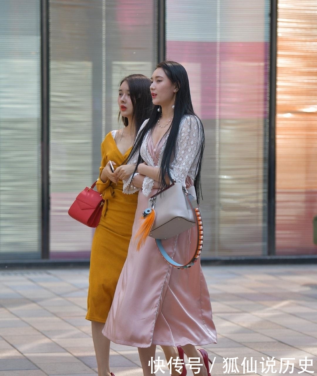 姐妹花|时尚姐妹花,每个动作都是同步的