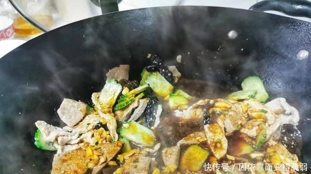 简单幸福的生活少不了一道简单快手的家常菜,荤素搭配全家都喜欢