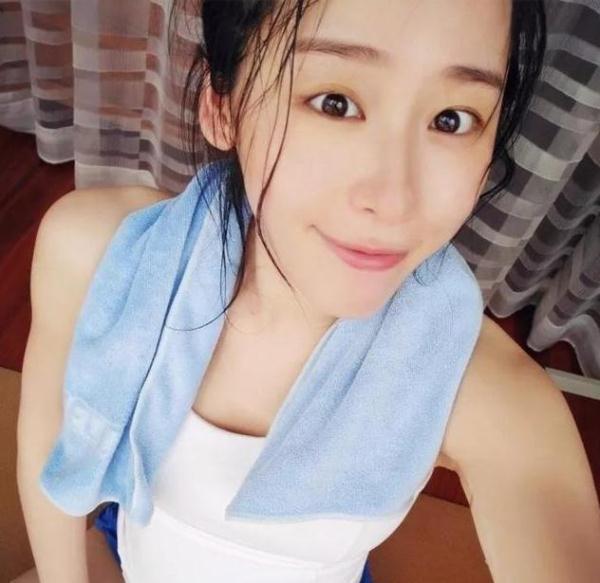 马甲线|怀孕八个月孕妈秀马甲线，整个孕期零妊娠纹，却被网友骂惨了