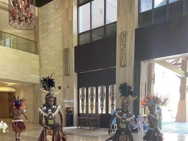 黃曉明回老家曬家人合影，吃飯開心比耶，身后多張結(jié)婚照引關(guān)注