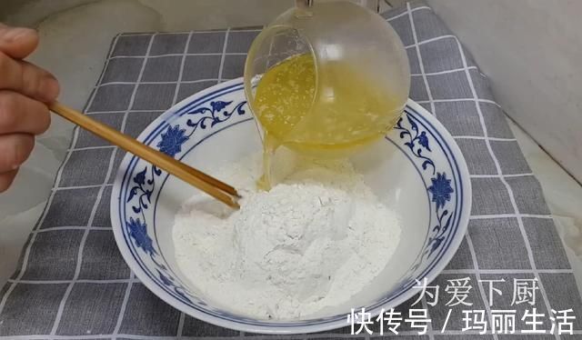 自制|自制麻花的做法，大厨教你详细步骤，香酥又掉渣，出锅孩子抢着吃