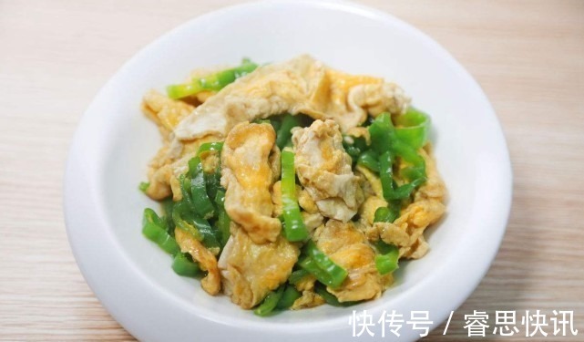 青椒炒鸡蛋时,不要直接下锅炒,记得加一个步骤,鸡蛋鲜嫩可口