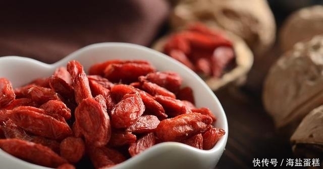 睡前吃几粒枸杞的人,3个“惊喜”悄悄找上门,这回终于知道了！