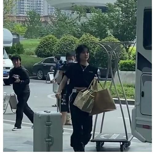 姚安娜|二公主姚安娜現(xiàn)身中餐廳錄制，拎著大包小包，助理連忙上前幫她拎