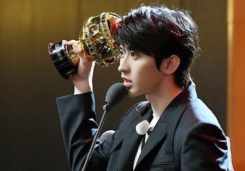 奔跑吧baby盛装亮相时,谁注意到蔡徐坤的反应素质不是装的