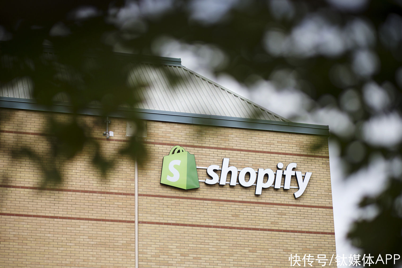 客户|“挑战”亚马逊，Shopify如何穿越SaaS死亡三角？