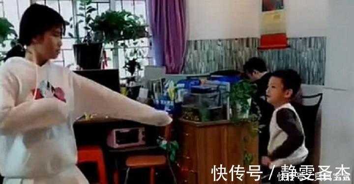 弟弟|姐姐偷偷“欺负”弟弟,被发现后手脚麻利溜开,太可爱了