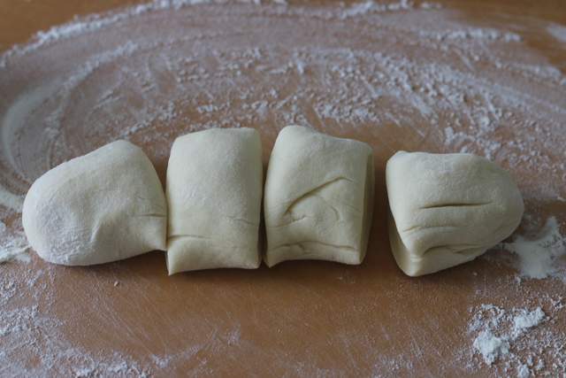 近来做火烧上瘾了!又胖又软还养胃,夹点儿肉,跟吃汉堡似的!