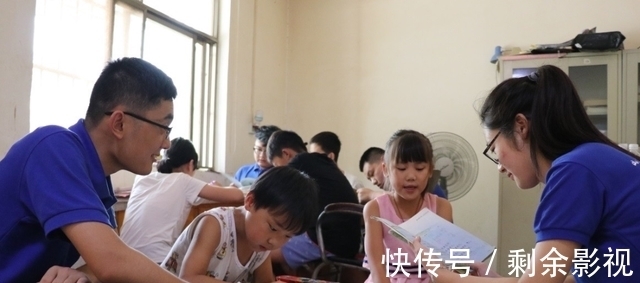 课外|学生补课遭遇整改,“团购家教”又成新宠,对此教育部的声明亮了